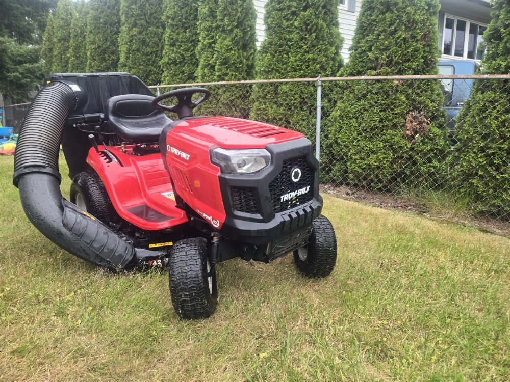 Troy-Bilt 42-Pony Riding Lawn Mower, Runs, Drives