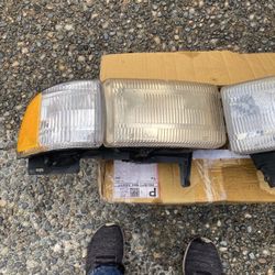 Left and right 98 to 2002 dodge pick up headlights