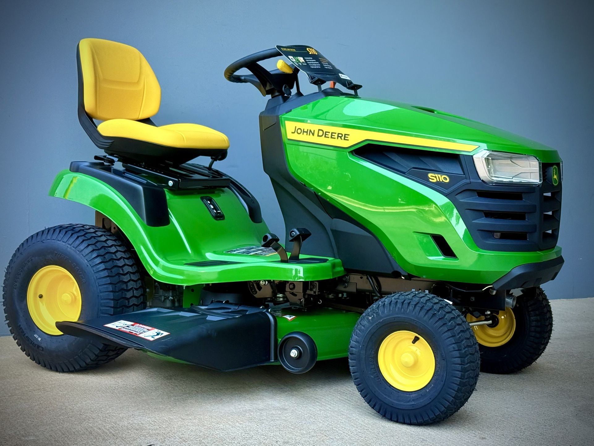 Brand new JOHN DEERE S110 42-in 19 - HP 540cc engine Briggs and Stratton Gas Riding lawn mower