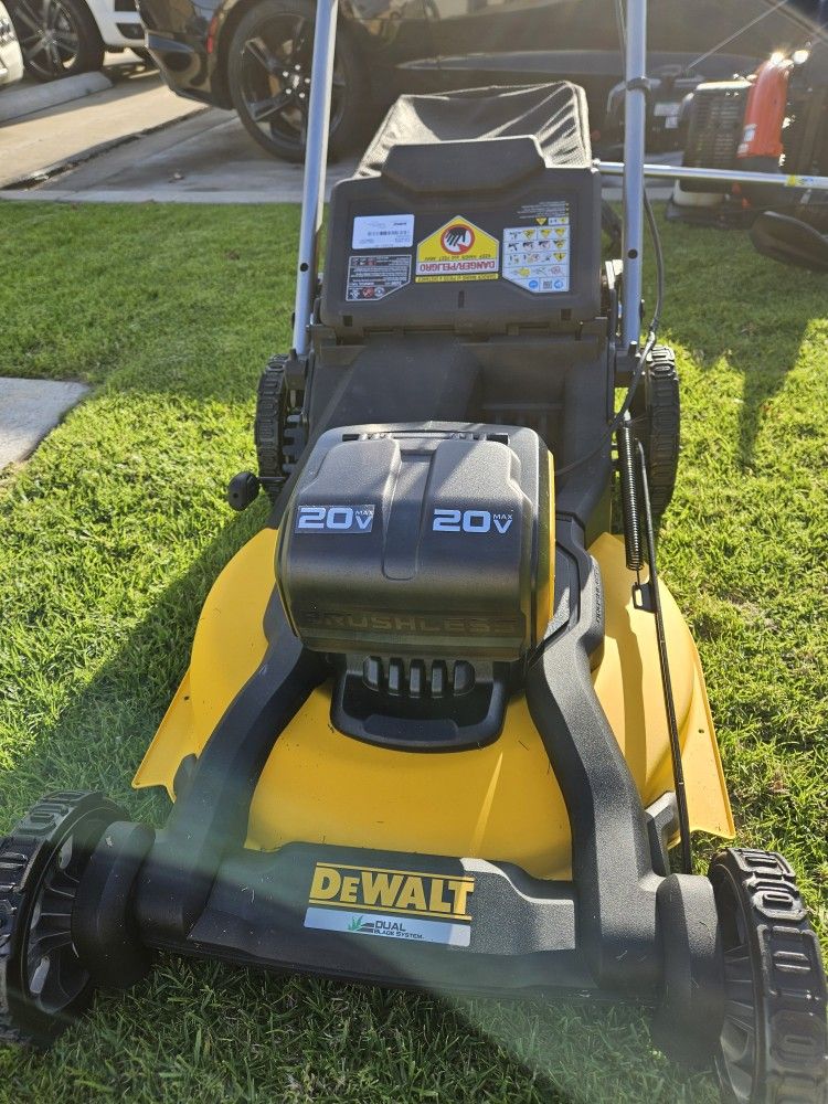 DEWALT 20V MAX XR BUSHLESS LANW MOWER TOOL ONLY NEW