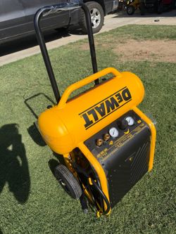 DEWALT
4.5 Gal. Portable Electric Air Compressor 225 PSI