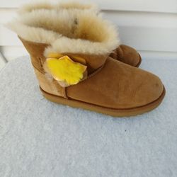 Uggs youth size 4 excellent condition. Very very minor signs of wear. Smoke free pet free Home