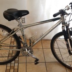 Specialized Hard Rock model bike 21 gears Rock Shox suspension in front