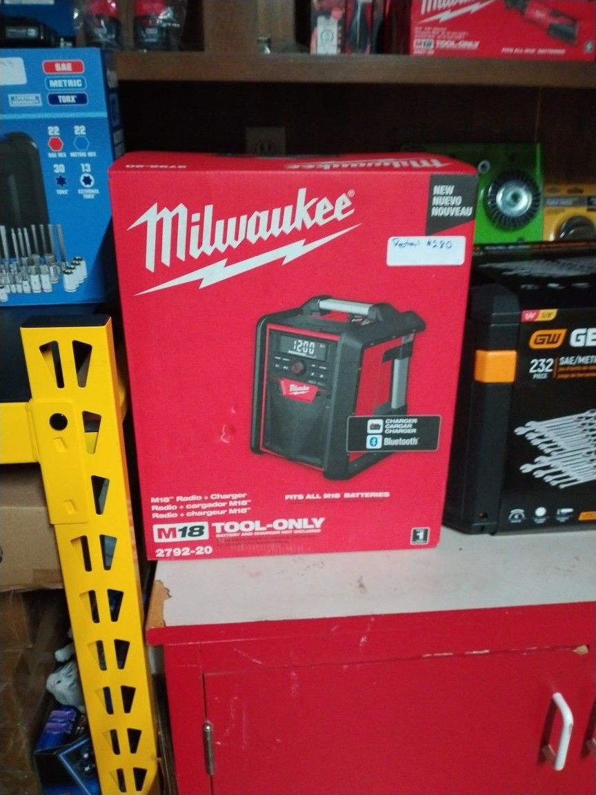 Milwaukee M18 Radio + Charger
