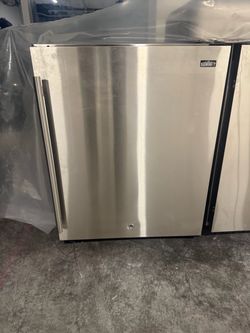 Summit Compact Refrigerator – Clean & Works Great – Must Sell ASAP