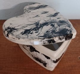 #1631, Heart-shaped jewelry box .