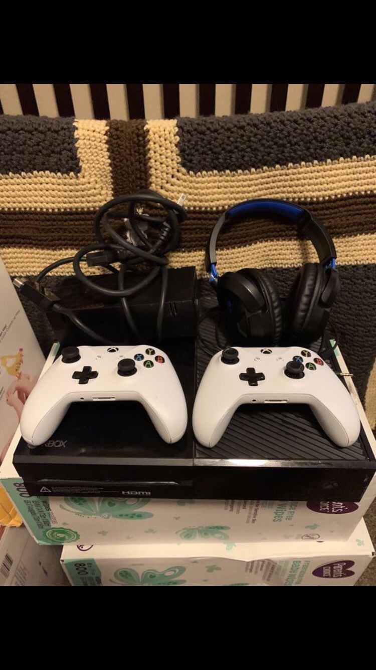 Xbox one 2 controllers headset and gta v