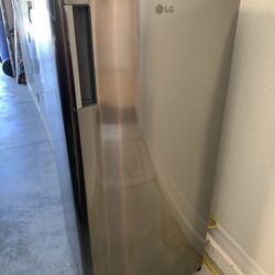 LG Refrigerator 6 Cu Ft