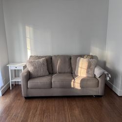 Couch//Pull Out Bed 