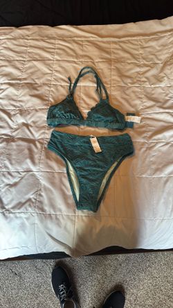 Woman’s Cupshe Two Piece Bathing Suit. Small