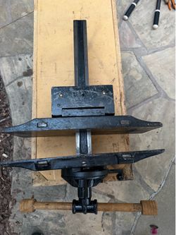 Emmert bench vise
