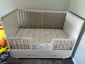 Baby Crib/Toddler Bed with Mattress