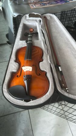Kmise teacher approved violin and case