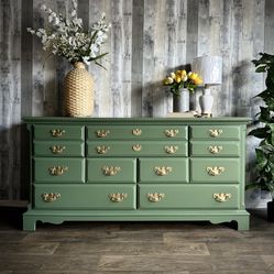 🌺 Newly Refinished Quality Raleigh Road Solid Wood Dresser/ Details Below / I Can Deliver 