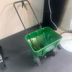 Scott’s speedy green 2000 spreader