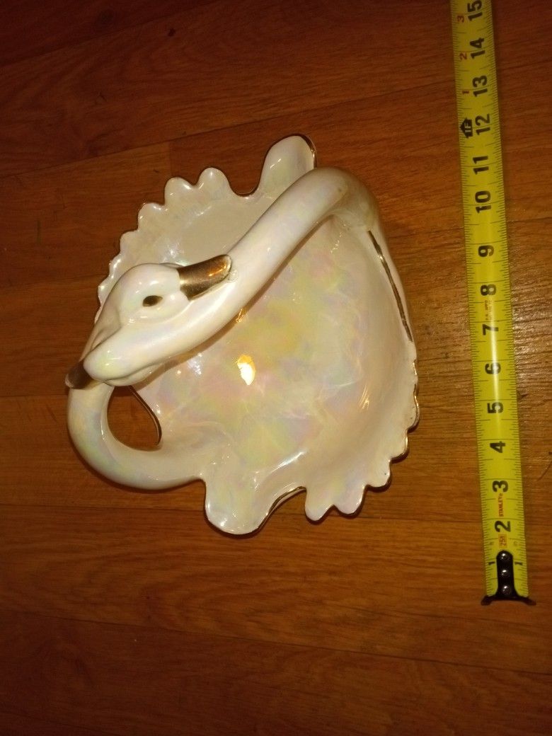 Vintage Dual Swans With Pearl And Gold And Good Condition