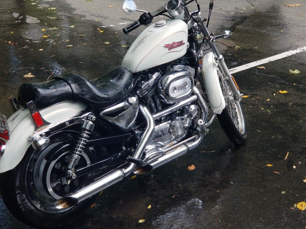 Harley Sportster 1200 CC Custom Pearl White