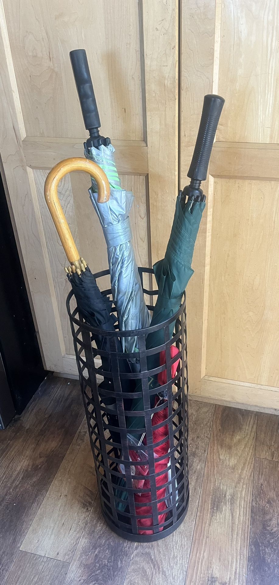 Metal Umbrella Stand w/5 Excellent Condition Umbrellas