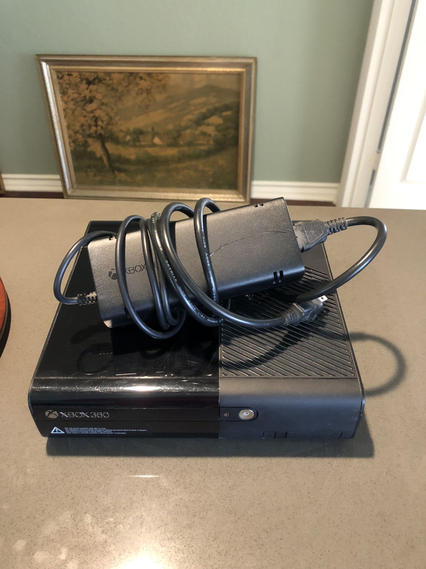 Xbox 360 / 2 Controllers / Charging Doc