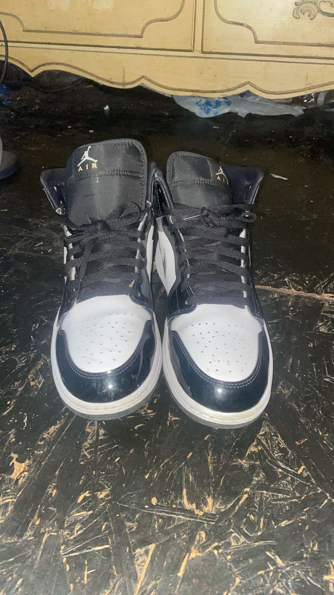 Jordan 1 Mids Black And Gold