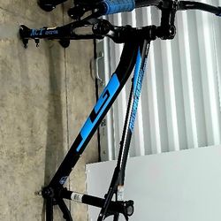 HOT🔥REI New GT Mountain Bike Frameset + Fork RETAIL COST $300 Plus New BIKE STAND Perfect for Bicycle Repair (Retail $100)👍Excellent COMBO Set⛱️ 