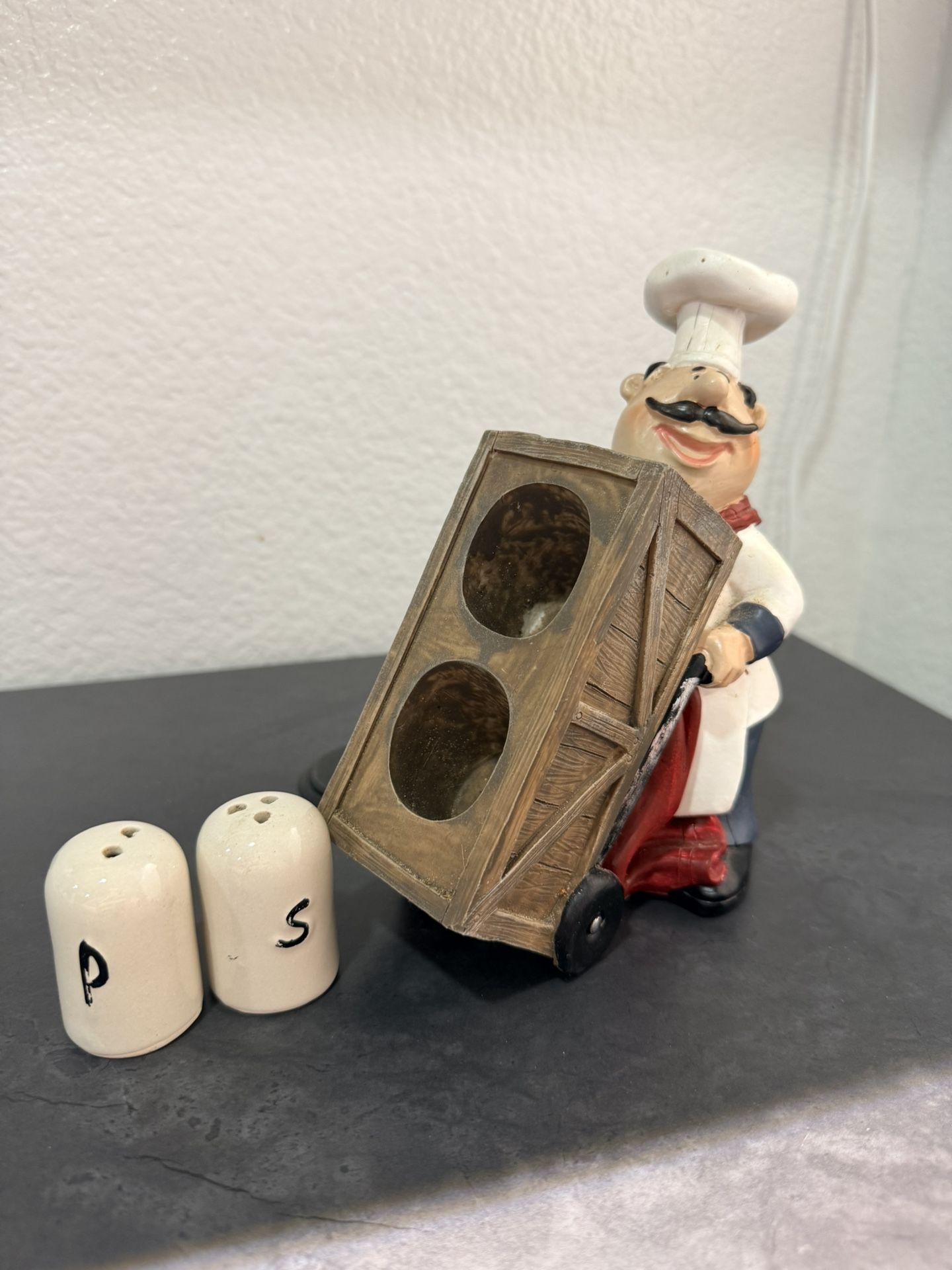 Chef Salt And Pepper Shaker Cook With Box Pallet
