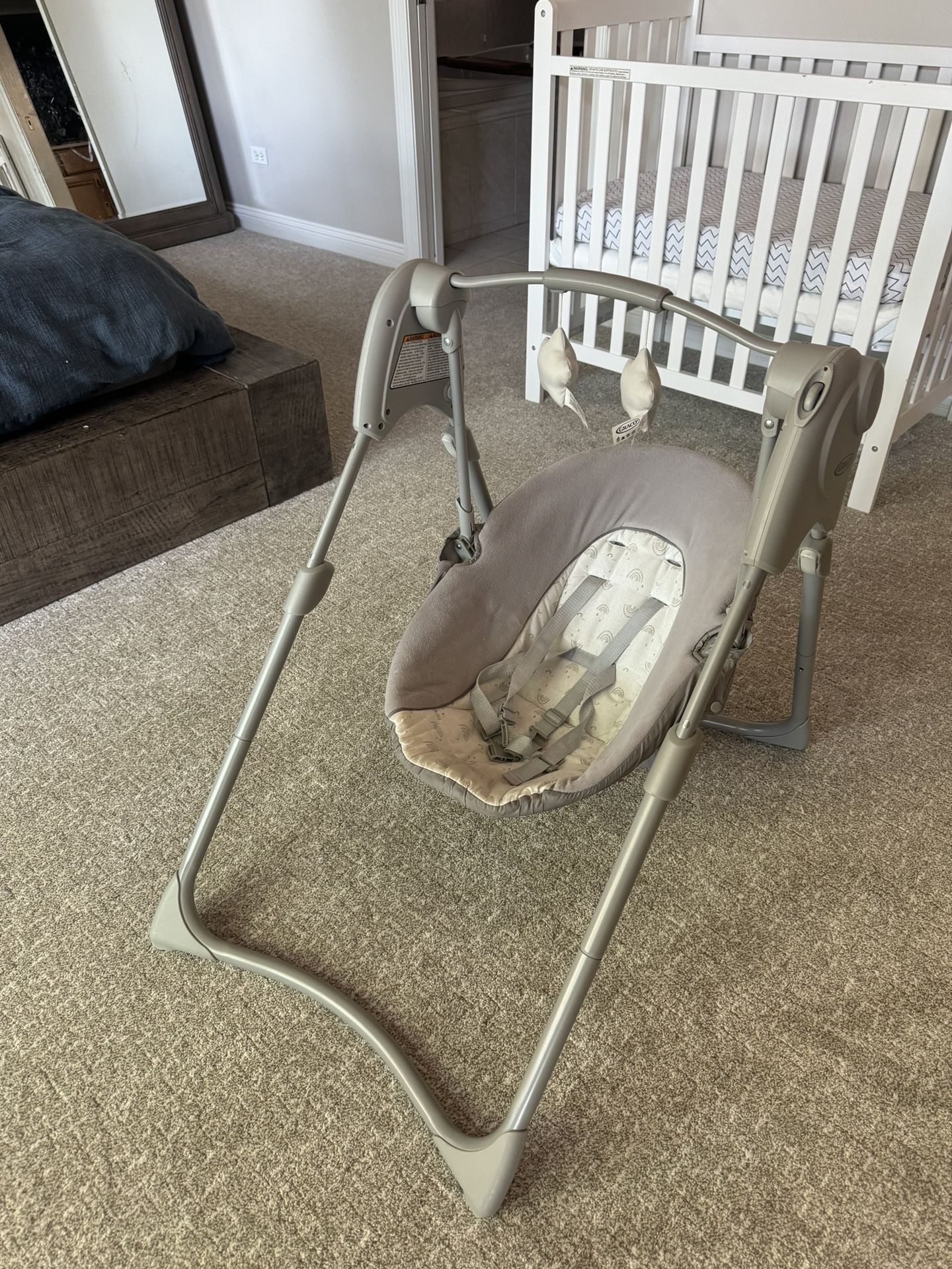 Graco Slim Spaces Compact Baby Swing