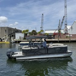 2022 Pontoon Tri toon