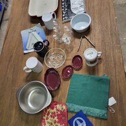 Kitchen Lot 05. All pictured, sold as one lot.