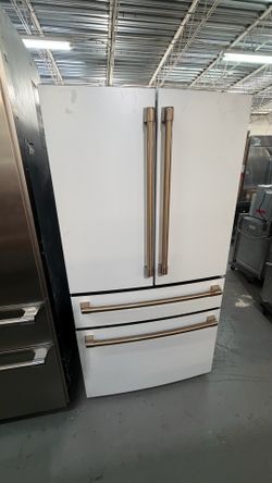 🔥 BRAND NEW CAFÉ™ 4-DOOR FRENCH DOOR SMART REFRIGERATOR 🔥  Bring luxury and innovation to your kitchen with this stunning Café™ CGE29DP4TEW2 4-Door 
