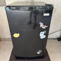 Mini Fridge “Magic Chef”