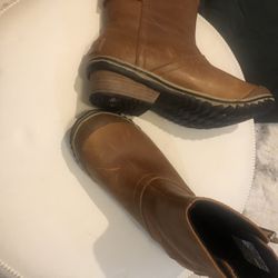 Sorel Women’s Boots ( Short Ones ) Size 7