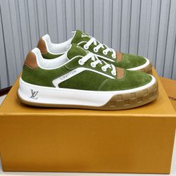 A pair of fashionable and versatile shoes