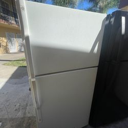 Top Freezer Refrigerator Good Condition 3month Warranty Delivery Aviable 