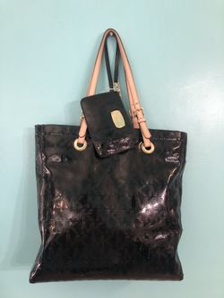 MICHAEL KORS BLACK MK LOGO TOTE AND WRISTLET SET