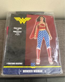New Women’s  DC Wonder Woman 6pc Costume/ Top Leggings Tiara Cape Size Small 2/4