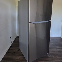 Refrigerator INSIGNIA 