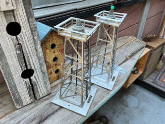 TWO-TOWERS  2Lionel light towers🚂