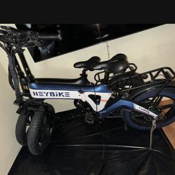 Bici eléctrica azul con blanco