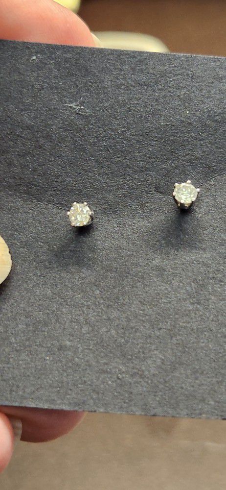 1/4 tcw Diamond Earrings. Silver Setting