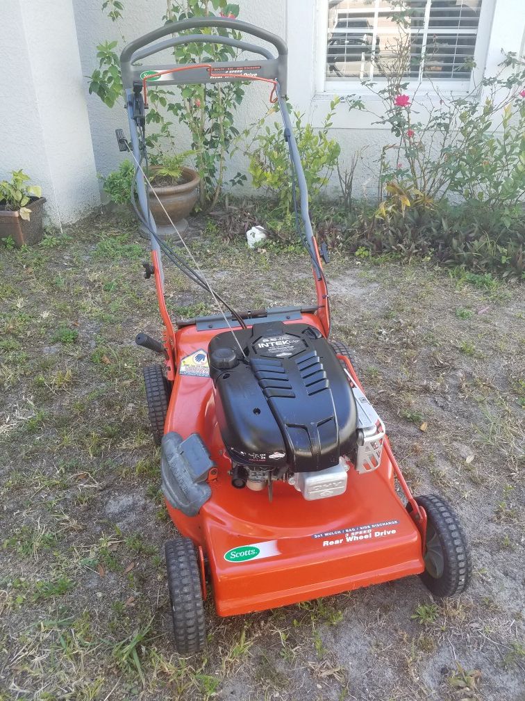 Scotts INTEK Edge 6.5hp OHV self propelled. 3 Speed. 22" Cut. Lawn Mower