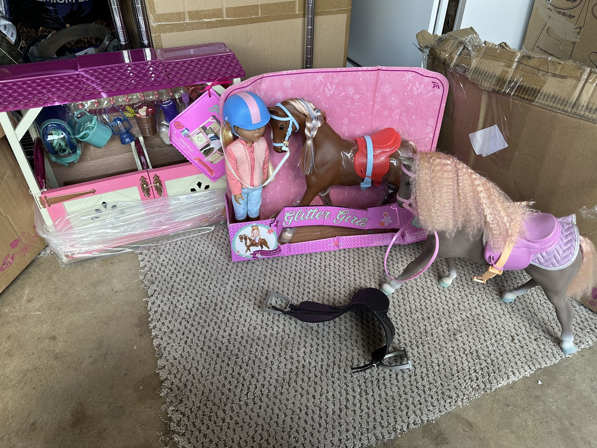 New Glitter Girls Stable And Doll Set