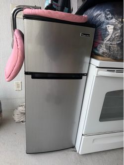 Magic chef mini fridge w/ freezer