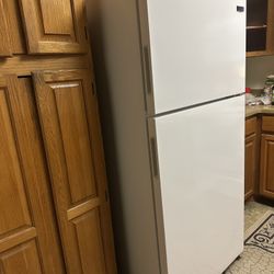 Gently Used Maytag Model MRT118FFFHO5