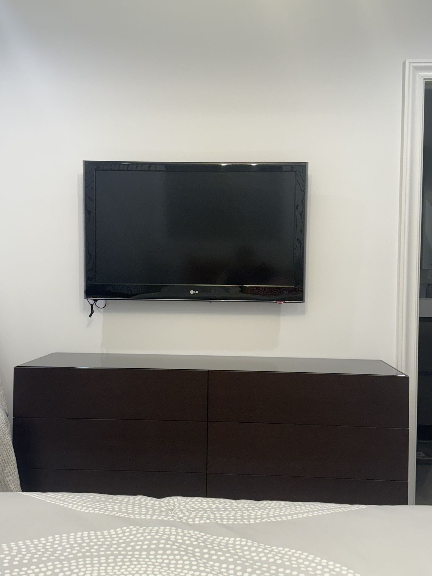 Bedroom Furniture / Dresser 