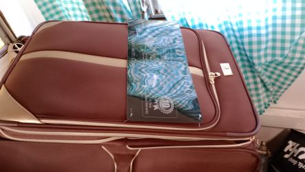 London Fog Suitcase New With Wheels And Handle Expandable