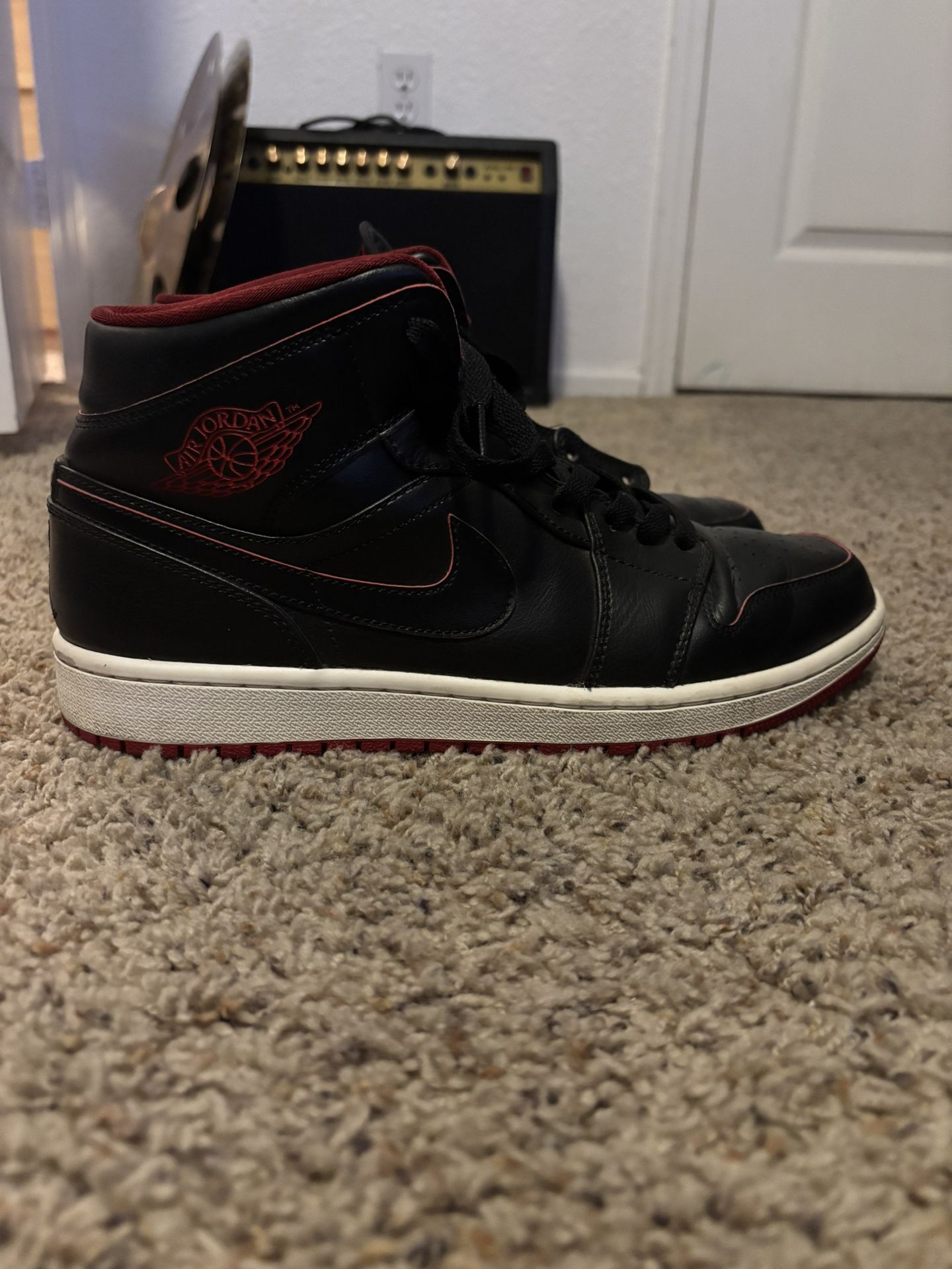 Jordan 1 Mids Red And Black