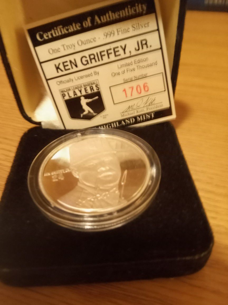 .999 Fine Silver Signature Series Ken Griffey Jr Highland Mint  Round 