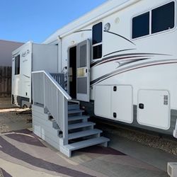 2012 Artic Silver Fox 32ft 5th Wheel