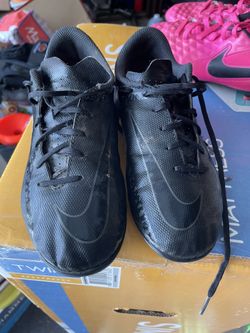 Nike Phantom Youth Soccer Cleats
